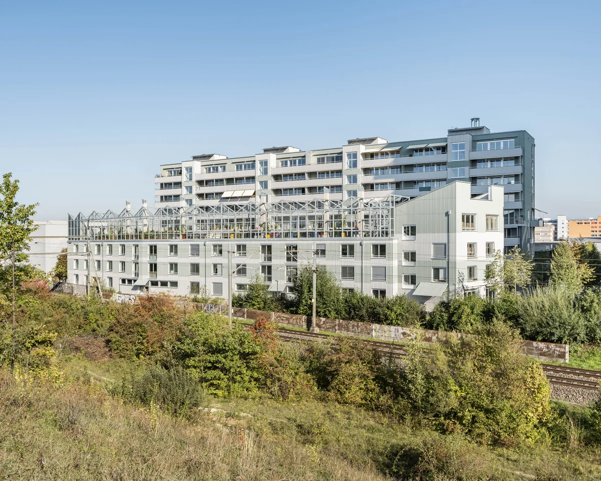 Ein Hingucker für Zugpassagiere: der Westhof im Hochbord-Quartier von Dübendorf. Aussenansicht des Westhofs in Dübendorf.
